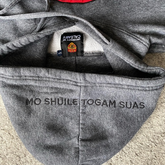 University of Calgary Hoodie - Picture 4 of 5